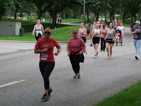 Overland Park, Kansas - 21 Temmuz 2024: Diva Dash 5k ve 10k Overland Park, KS