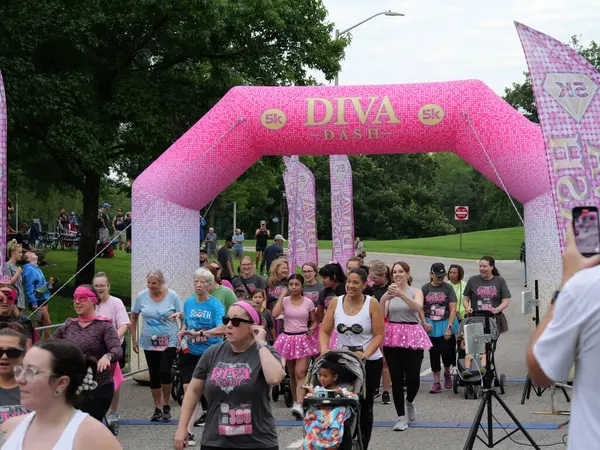 Overland Park, Kansas - 21 Temmuz 2024: Diva Dash 5k ve 10k Overland Park, KS