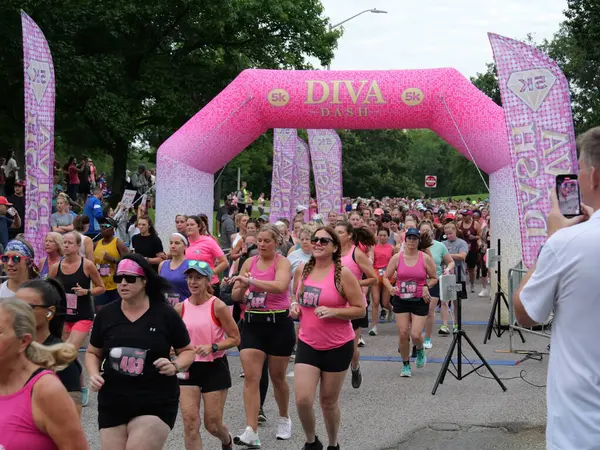 Overland Park, Kansas - 21 Temmuz 2024: Diva Dash 5k ve 10k Overland Park, KS
