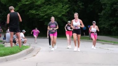 Overland Park, Kansas - 21 Temmuz 2024: Diva Dash 5k ve 10k Overland Park, KS