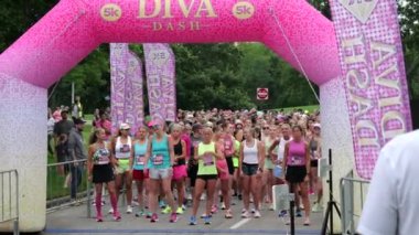 Overland Park, Kansas - 21 Temmuz 2024: Diva Dash 5k ve 10k Overland Park, KS