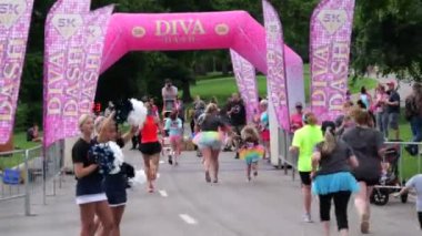 Overland Park, Kansas - 21 Temmuz 2024: Diva Dash 5k ve 10k Overland Park, KS