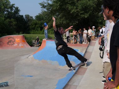 Kansas City, Missouri - 26 Temmuz 2024: Thrasher Converse Community Skate Jam Harrison Street DIY