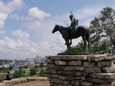 Kansas City, Missouri - 27 Temmuz 2024 Penn Valley Park 'taki KC İzci Heykeli