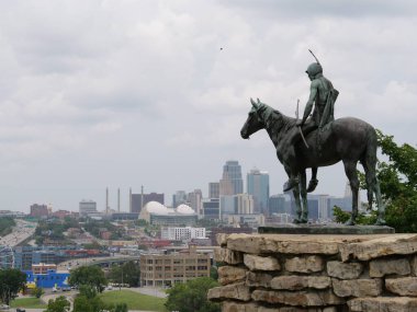 Kansas City, Missouri - 27 Temmuz 2024 Penn Valley Park 'taki KC İzci Heykeli