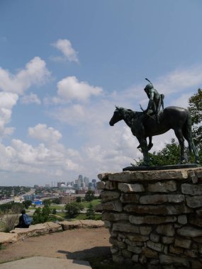 Kansas City, Missouri - 27 Temmuz 2024 Penn Valley Park 'taki KC İzci Heykeli