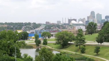 Kansas City Missouri Skyline Penn Valley Park 'tan KC Scout' a yakın.