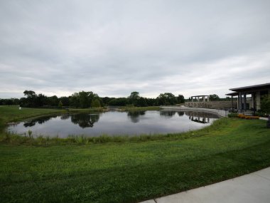 Overland Park, Kansas - 10 Ağustos 2024: Overland Park botanik bahçesi serin bulutlu bir yaz gününde