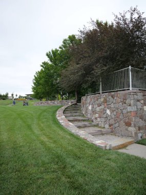 Overland Park, Kansas - 10 Ağustos 2024: Overland Park botanik bahçesi serin bulutlu bir yaz gününde