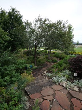 Overland Park, Kansas - 10 Ağustos 2024: Overland Park botanik bahçesi serin bulutlu bir yaz gününde