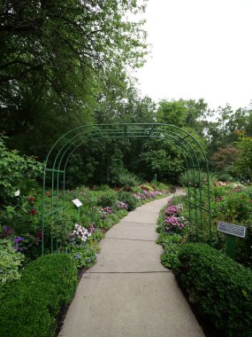 Overland Park, Kansas - 10 Ağustos 2024: Overland Park botanik bahçesi serin bulutlu bir yaz gününde