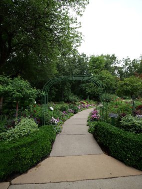 Overland Park, Kansas - 10 Ağustos 2024: Overland Park botanik bahçesi serin bulutlu bir yaz gününde