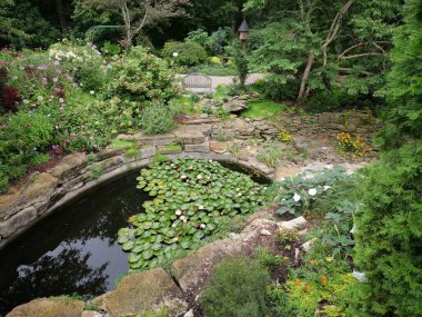 Overland Park, Kansas - 10 Ağustos 2024: Overland Park botanik bahçesi serin bulutlu bir yaz gününde