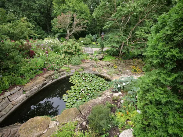 Overland Park, Kansas - 10 Ağustos 2024: Overland Park botanik bahçesi serin bulutlu bir yaz gününde