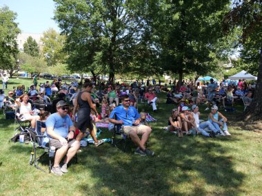 Lawrence, Kansas - 25 Ağustos 2024: Kansas Eyaleti Kemancılık ve Toplama Şampiyonası - FidPick 2024