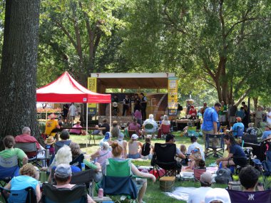 Lawrence, Kansas - 25 Ağustos 2024: Kansas Eyaleti Kemancılık ve Toplama Şampiyonası - FidPick 2024