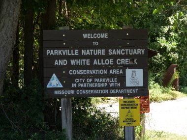 Parkville, Missouri - 31 Ağustos 2024: Missouri Nehri üzerindeki Parkville Doğa Sığınağı