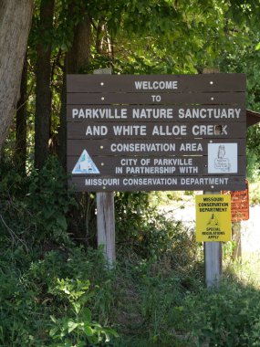 Parkville, Missouri - 31 Ağustos 2024: Missouri Nehri üzerindeki Parkville Doğa Sığınağı