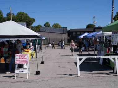 Parkville, Missouri - 31 Ağustos 2024: Parkville şehir merkezi, Yazın sonlarına doğru