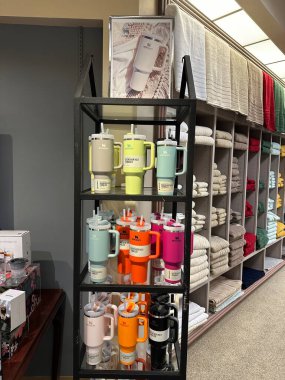 Topeka, Kansas - 2 Eylül 2024: Stanley Tumbler Kupası Trend out