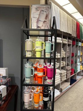 Topeka, Kansas - 2 Eylül 2024: Stanley Tumbler Kupası Trend out