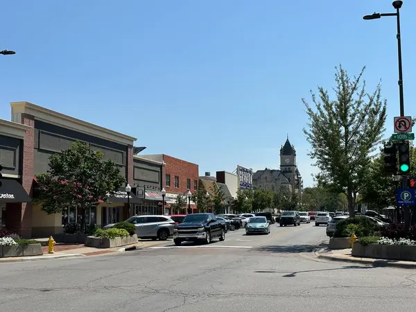 Lawrence, Kansas - 25 Ağustos 2024 Lawrence şehir merkezi, KS Massachusetts Caddesi