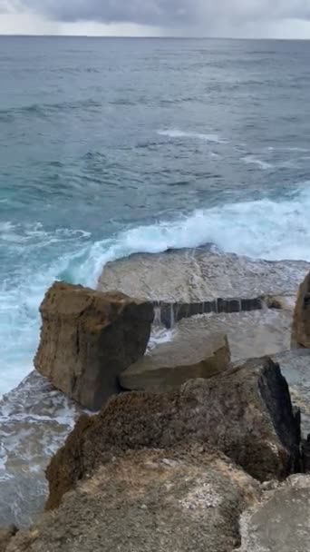Ocean Waves Crushing Rocky Beach — Stockvideo