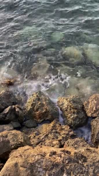 Zee Golven Verpletterend Een Rotsachtig Strand — Stockvideo