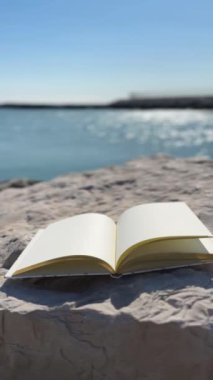 Rüzgâr Notebook Sayfalarını Deniz zemininde Çeviriyor