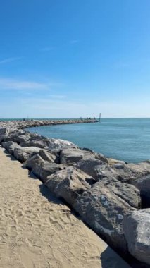 Deniz Okyanusu Kıyısı, arka plan