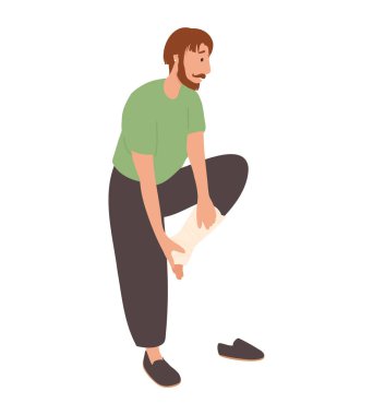 Koltuk değnekli, alçılı ayaklı, kırık bacaklı, iyileşme sürecinde ayağı yaralanmış üzgün bir hasta. Sargılı yaralanma konsepti