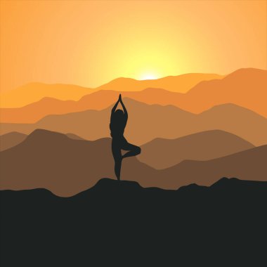 Dağların tepesinde yoga pozisyonunda duran bir kadın. Yoga, meditasyon, rahatlama, dinlenme, dinlenme, sağlıklı yaşam tarzı kavramları.