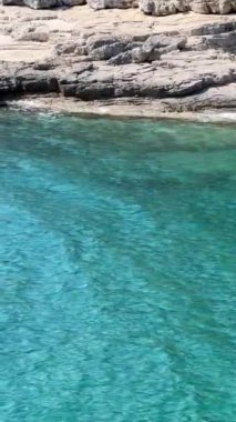 Deniz arka planı, kayalık kıyı şeridi güneş ışıkları. Yüksek kaliteli FullHD görüntüler