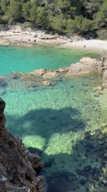 Deniz arka planı, kayalık kıyı şeridi güneş ışıkları. Yüksek kaliteli FullHD görüntüler