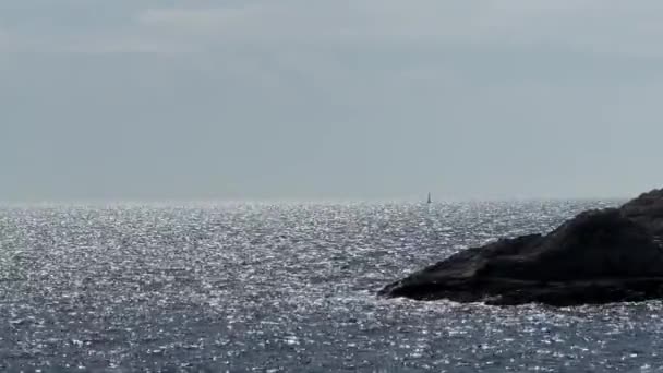 Zee Achtergrond Rotsachtige Kustlijn Zonlicht Hoge Kwaliteit Fullhd Beeldmateriaal — Stockvideo