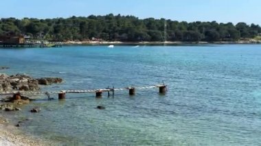 Adriyatik deniz arka planında kıyı şeridi iskelesi. Yüksek kalite 4k görüntü