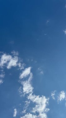 Rüzgar hareket eden bulutlar, açık mavi gökyüzü arkaplanı. Yüksek kaliteli FullHD görüntüler