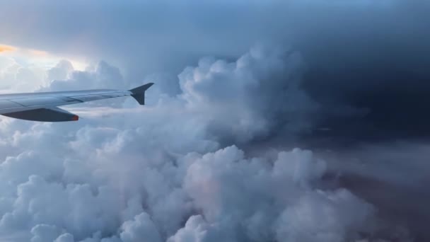 Flugzeugflügel Fliegt Wolken Blitzschlag Hochwertiges Fullhd Filmmaterial — Stockvideo