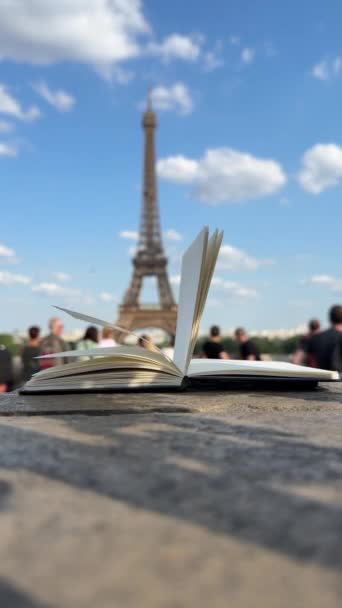 Wind Flipping Notebook Pages Torre Eiffel Fondo París Francia Concepto — Vídeo de stock