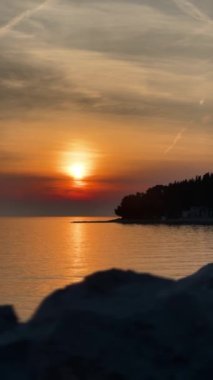 Körfezdeki iskelede Golden Hour Sunset, uçan martı, tekne. Slow Motion Video Arkaplanı. Yüksek kaliteli FullHD görüntüler
