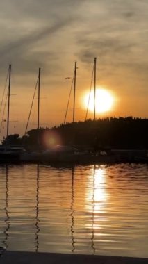 Körfezdeki iskelede Golden Hour Sunset, uçan martı, tekne. Slow Motion Video Arkaplanı. Yüksek kaliteli FullHD görüntüler