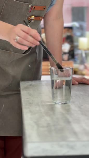Aquarelverf Reinigen Borstel Een Glas Water Schilderen Kunstenaarsbenodigdheden Hoge Kwaliteit — Stockvideo