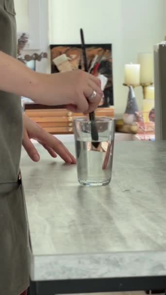Καθαρισμός Υδατογραφίας Βούρτσα Ένα Ποτήρι Νερό Ζωγραφική Καλλιτεχνικές Προμήθειες Ένα — Αρχείο Βίντεο