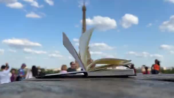 Wind Flipping Notebook Σελίδες Πύργος Του Άιφελ Στο Παρασκήνιο Υψηλής — Αρχείο Βίντεο