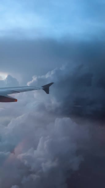 Flygplansvingen Flyger Skymolnen Blixtnedslag Högkvalitativ Fullhd Film — Stockvideo