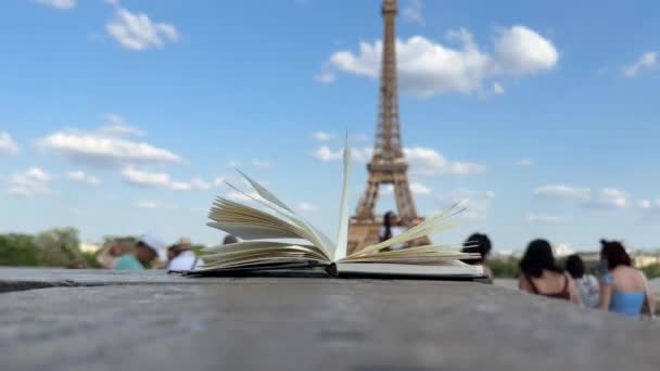 Wind Flipping Notebook Сторінки Ейфелевої Вежі Задньому Плані Париж Франція — стокове відео