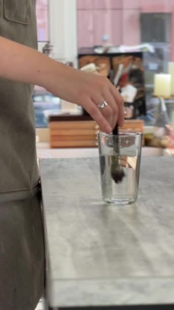 Aquarellpinsel Einem Glas Wasser Reinigen Malerei Künstlerbedarf Hochwertiges Fullhd Filmmaterial — Stockvideo