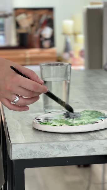 Καθαρισμός Υδατογραφίας Βούρτσα Ένα Ποτήρι Νερό Ζωγραφική Καλλιτεχνικές Προμήθειες Ένα — Αρχείο Βίντεο