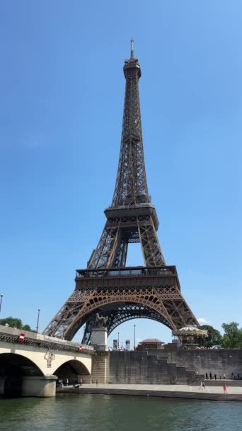 Париж Ейфелева Вежа Чистому Синьому Тлі Неба Високоякісні Кадри Твердим — стокове відео