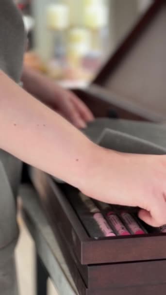 Desembalaje Set Pasta Caja Madera Suave Pastel Estudio Arte Suministros — Vídeo de stock